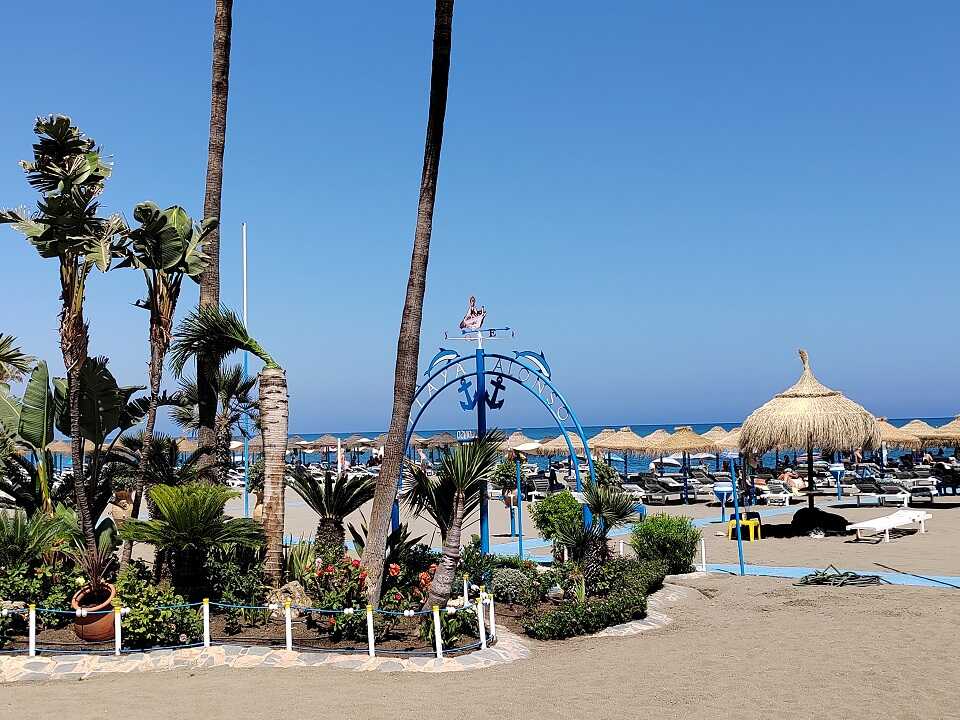 tengerpart Torremolinos, mediterrán növényekkel